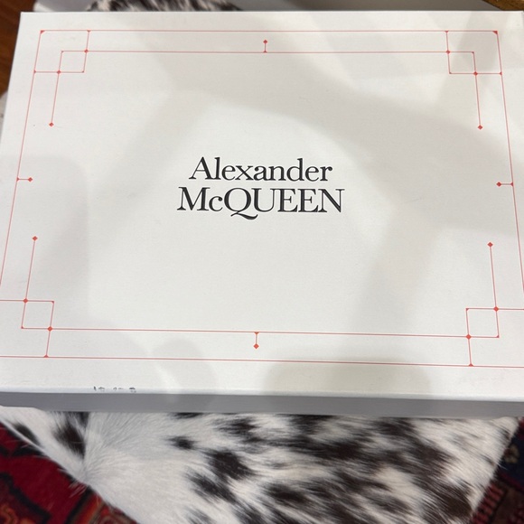 Alexander McQueen White Box with Red Accents - Picture 1 of 1